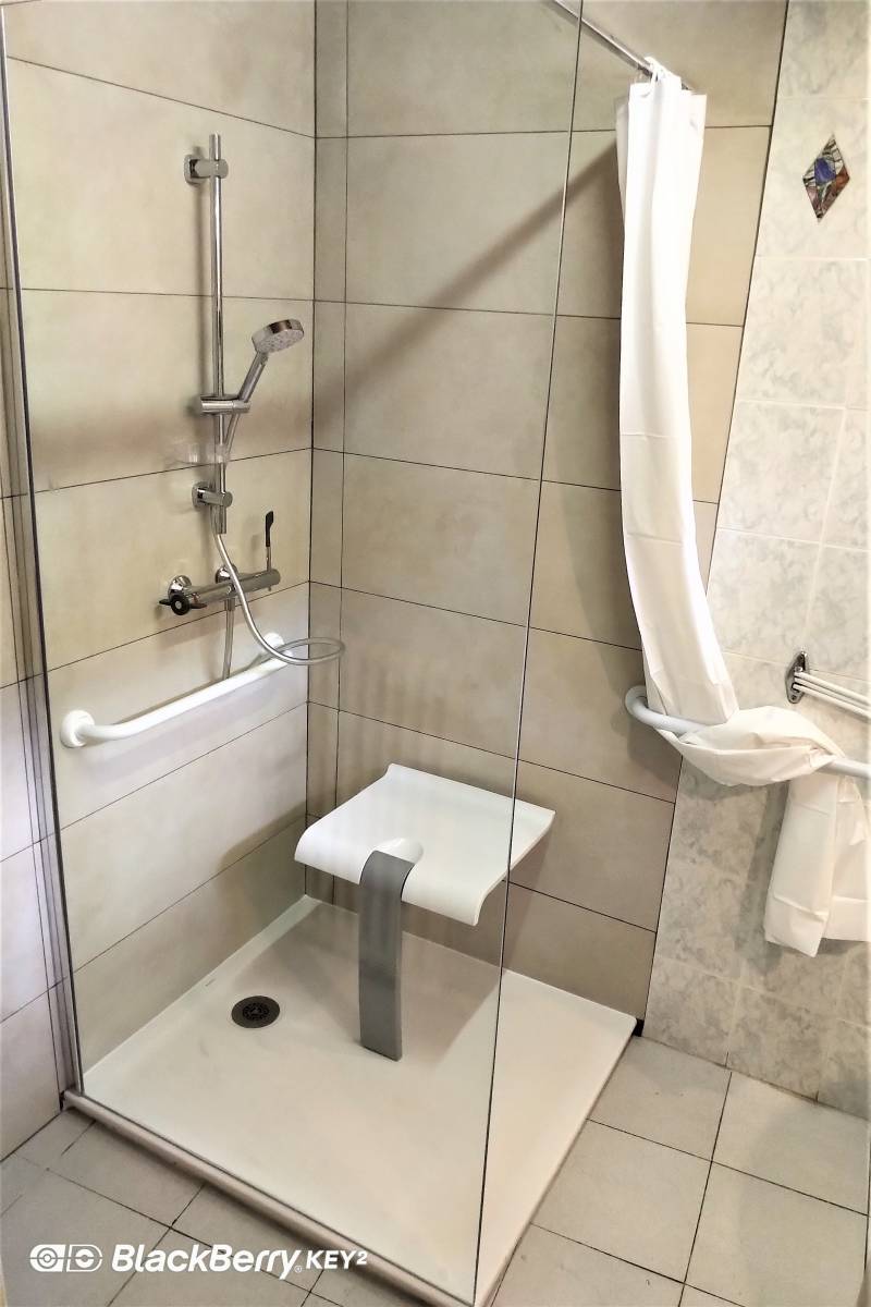 Création complète de salle de bain pour un appartement avec installation d'un meuble double vasque et optimisation de l'éclairage sur Béziers 34500 dans l'Hérault