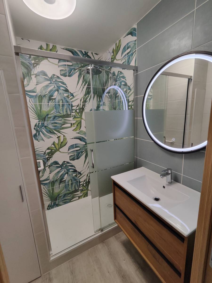 Rénovation complète d'une salle de bain avec pose de meubles suspendus et de robinetterie encastrable sur La Grande-Motte 34280
