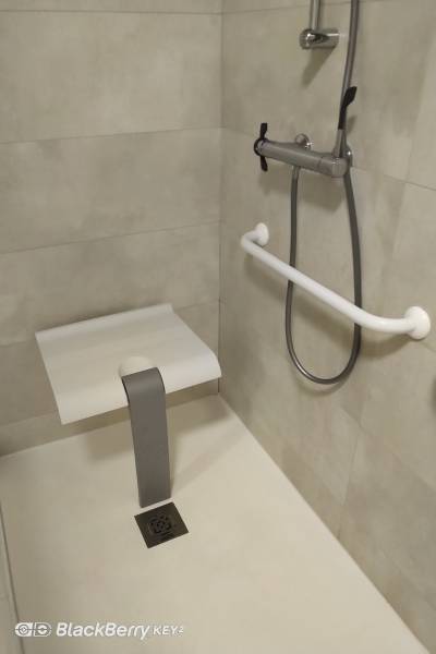 siège de douche relevable et robinetterie thermostatique