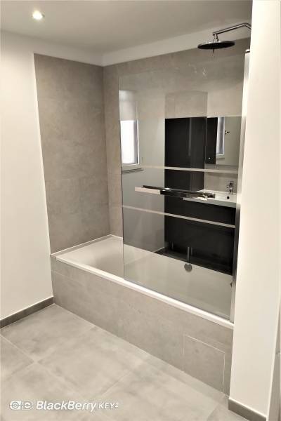 salle de bain avec baignoire et pare baignoire