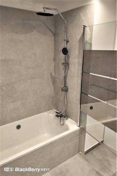 ensemble de colonne douche dans une salle de bain avec baignoire