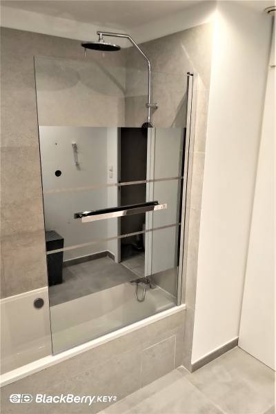 Pare baignoire miroir avec porte serviette