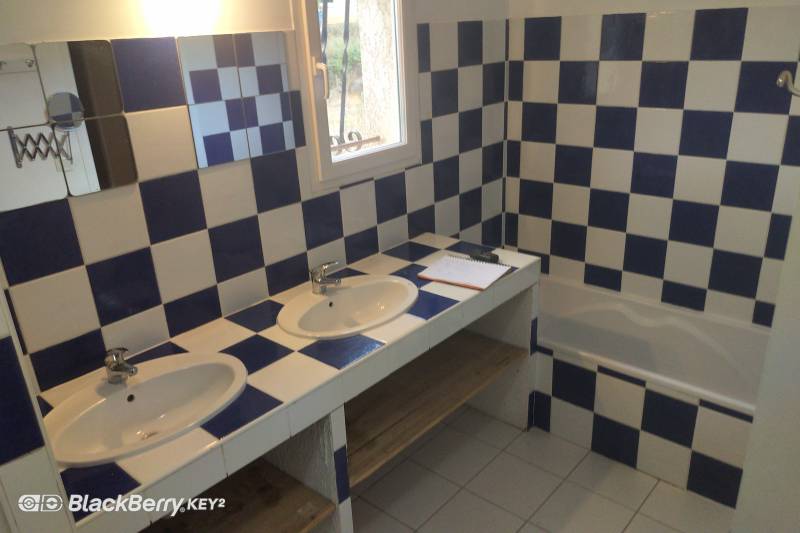 rénovation d'une salle de bain avec création d'une douche italienne, d'un wc suspendu et d'une baignoire ilot en travertin sur Montpellier dans l'Hérault