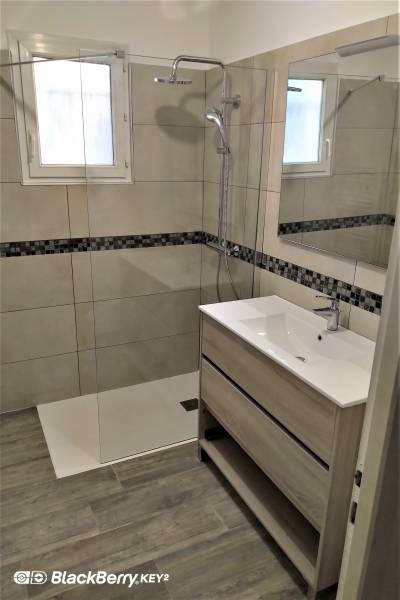 salle de bain avec mosaïque en émaux de Briare