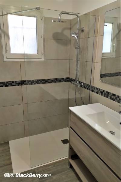 douche avec receveur extra plat et paroi de douche vitrée