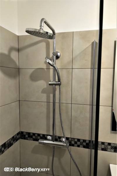 colonne de douche avec pommeau