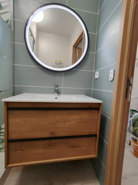 Rénovation complète au grau du Roi à proximité de Montpellier, d’une petite salle de bain a receveur extra plat antidérapant et paroi coulissante, réalisation d’une faïence à motif jungle.