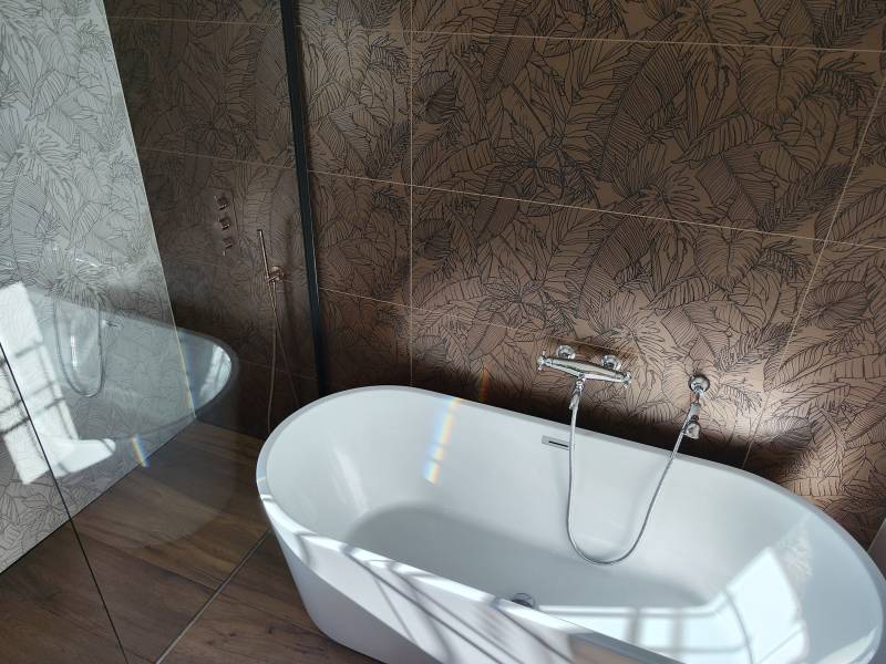 rénovation salle de bain avec baignoire ilot, robinet encastré, receveur de douche invisible, ciel de pluie sur  montpellier