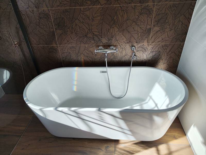 rénovation salle de bain avec baignoire ilot, robinet encastré, receveur de douche invisible, ciel de pluie sur  montpellier