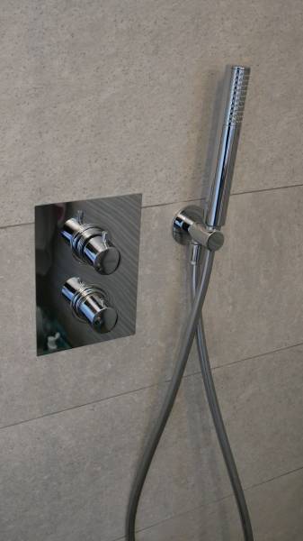 robinet encastré de douche à l'italienne